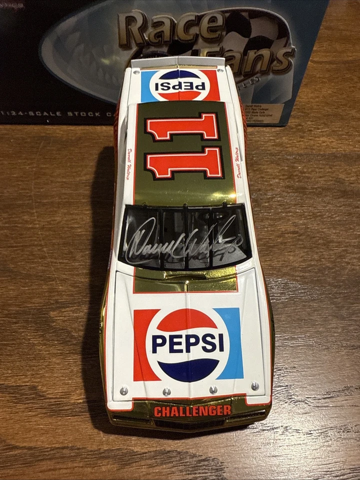Darrell Waltrip 1983 Autografiado Pepsi Challenger Cromo 1/24 Foto 2 de 4