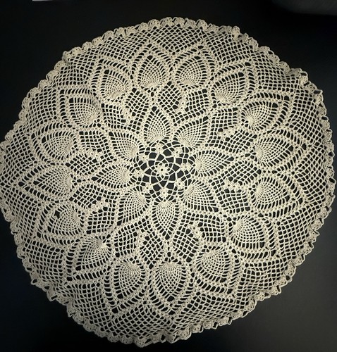 VINTAGE HANDMADE CROCHET DOILIE (approx: 18” Across)