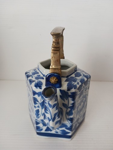 Vintage sechseckige blau & weiß asiatische Keramik Teekanne mit Messinggriff - Bild 2 von 5