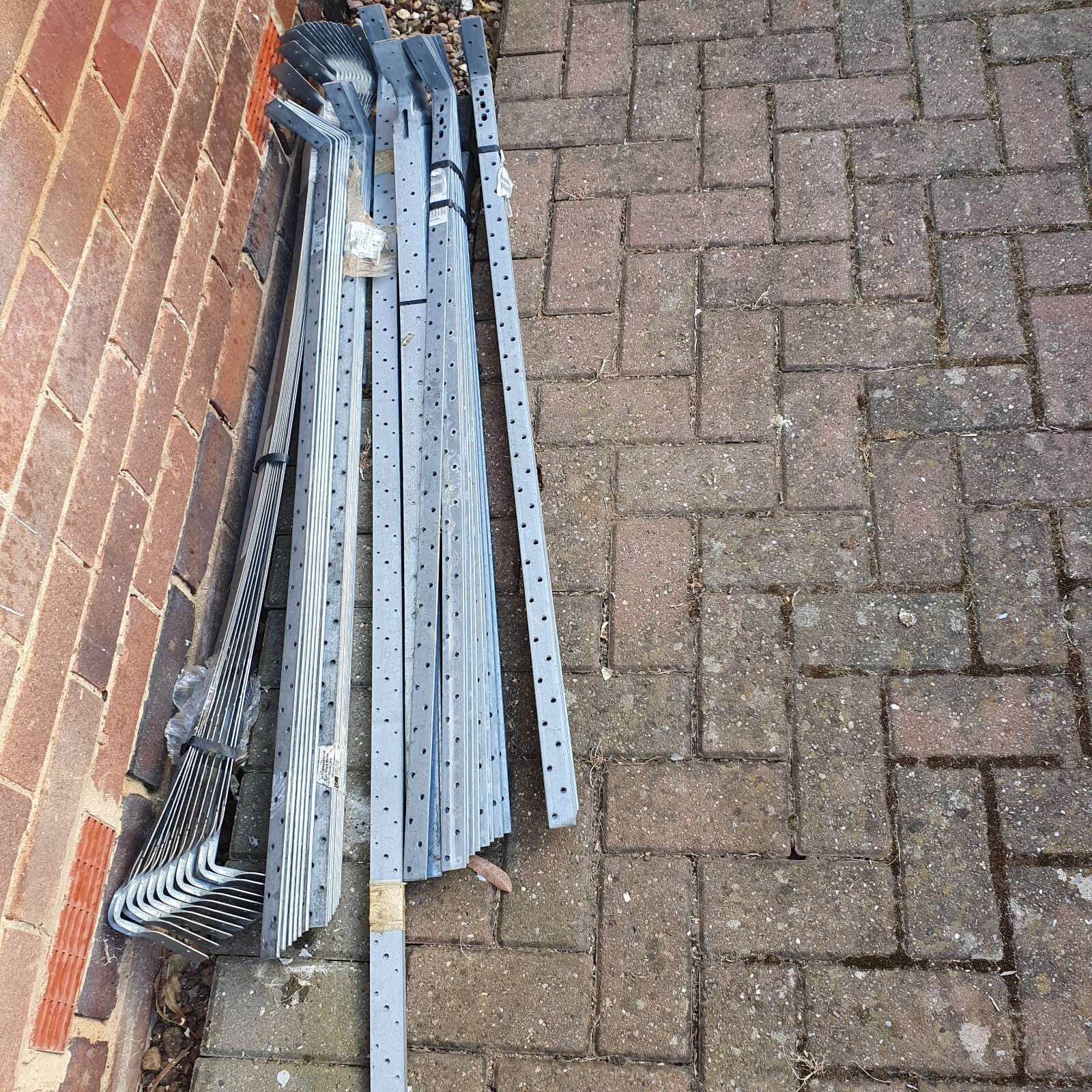 4mm THICK HEAVY DUTY CARBON STEEL WALL PLATE BENT RESTRAINT STRAPS