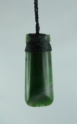 Jade Carving aus Neuseeland  ADZE  TOKI  Nephrit Jade mit Schmuckbox