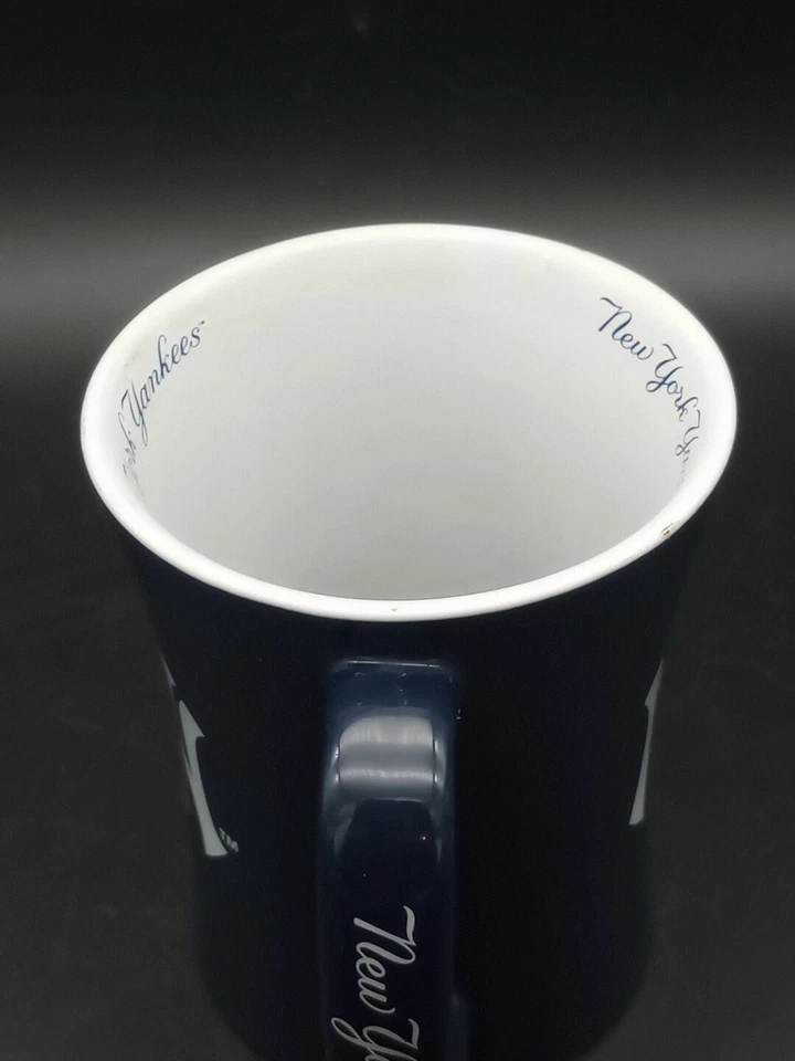 Taza de café azul marino de los New York Yankees. Yankees en relieve Foto 4 de 4