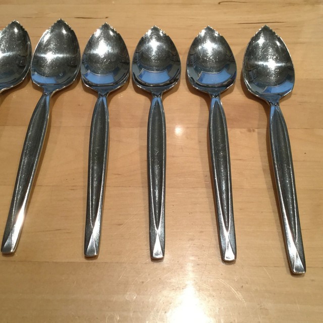 8 VINTAGE WM ROGERS MFG CO STAINLESS FLATWARE SERRATED GRAPEFRUIT