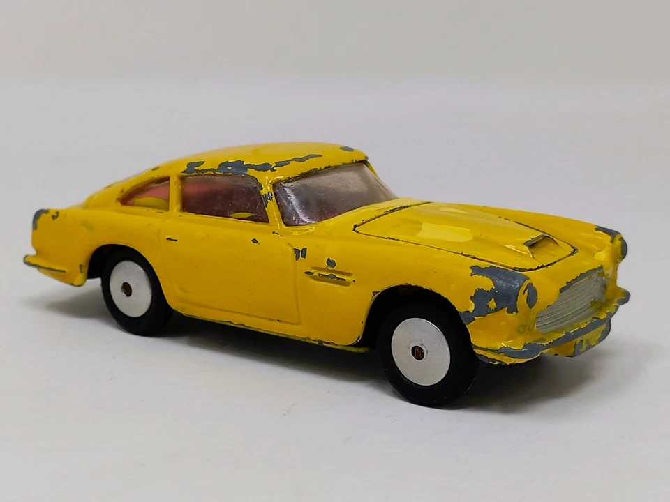 CORGI TOYS Ref. 218 / ASTON MARTIN DB4 (1960) SCALA 1:43 (MODELLINO DA RESTAURO) - Immagine 3 di 4