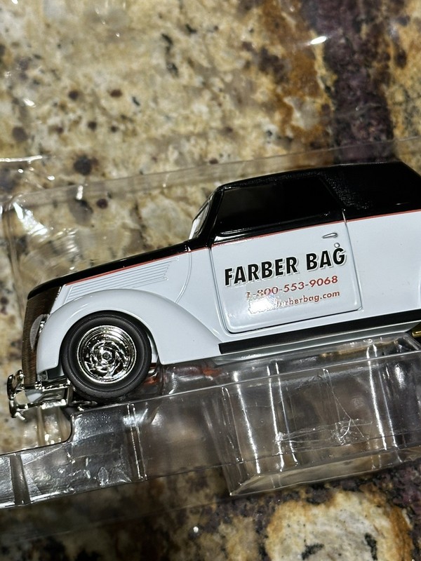 SpecCast diecast 1:25 model Farber Bag 1937 Ford Club Cabriolet Street Rod