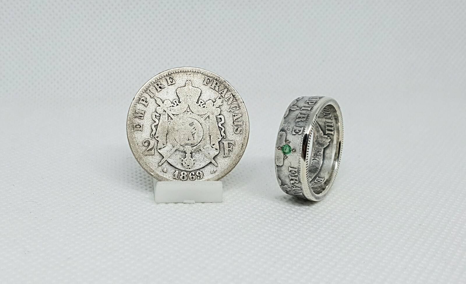 Bague Napoléon III en argent et émeraude véritable, un bijou de prestige