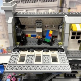 LEGO Creator Expert: Parisian Restaurant (10243) 100% Complete with Box 
