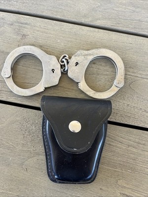 Handcuffs EIC Made In Spain With Jay-Pee Cuff Case