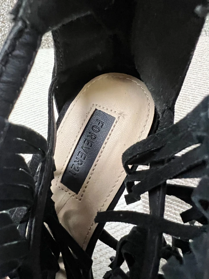 Sapatos femininos Forever 21 de couro preto com franja salto agulha biqueira aberta festa tamanho 8 - Imagem 4 de 4