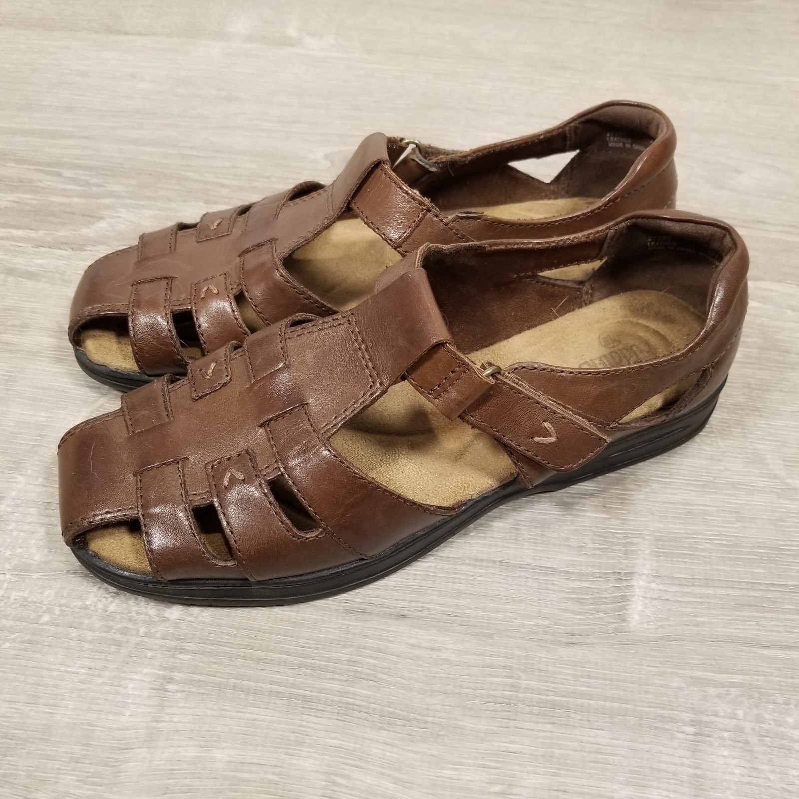 Cobbie Cuddlers Womens Brown Leather Buckle Strap Sandals Size 7.5