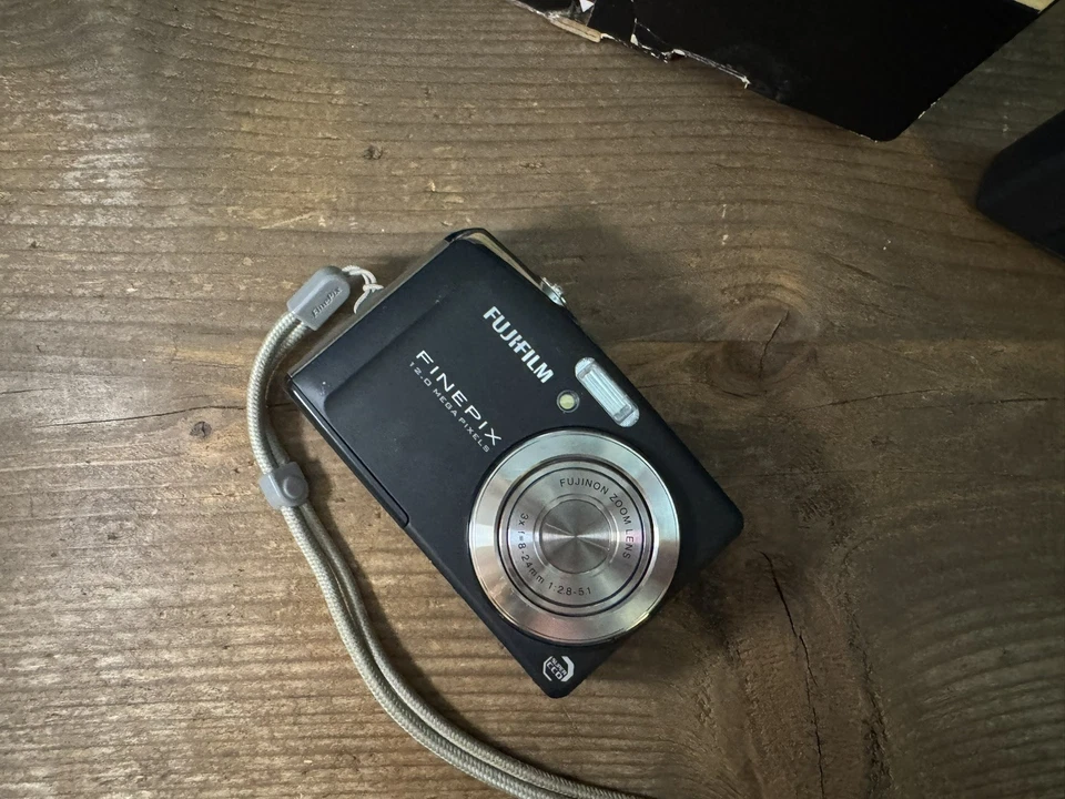 FujiFilm FinePix F50fd compact digital camera 12MP silver in box – no SD card, photo 3 of 5