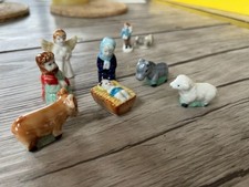 mini crèche AVEC 9 santons de 5 cm environ