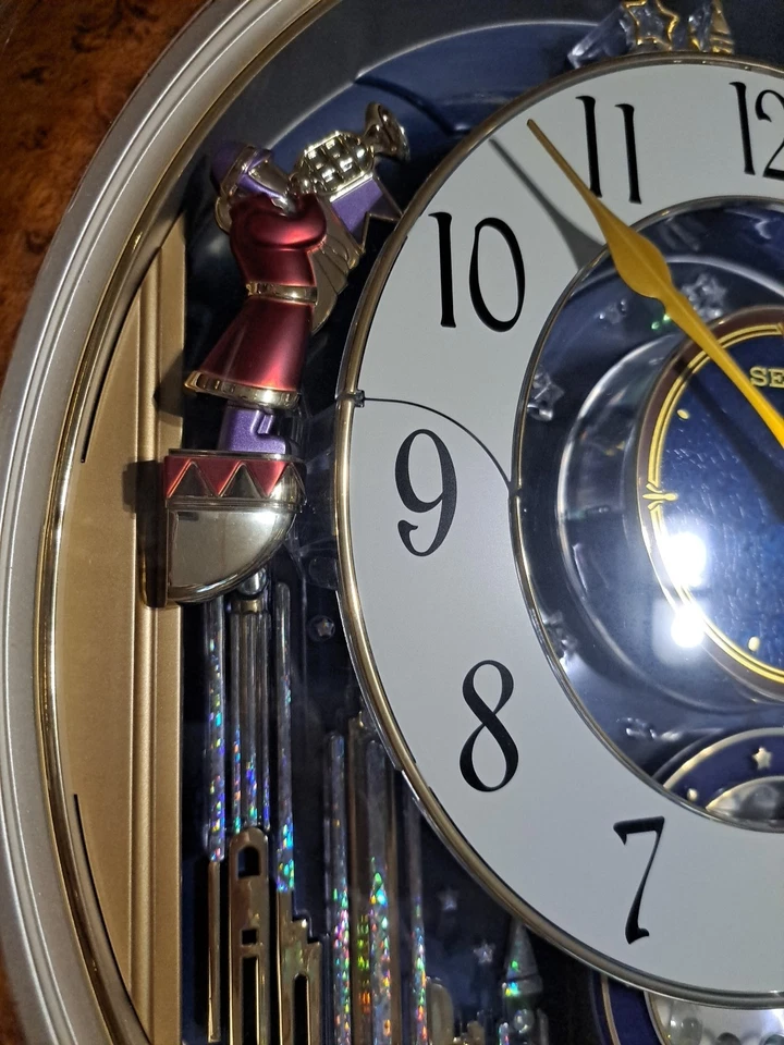 Reloj de pared Seiko Melodías en movimiento ángeles luces de movimiento música Broadway Foto 4 de 4