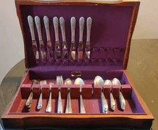 Vintage 1946 WM Rogers Beloved Pattern Silverplate Flatware 71 Piece Set In Box