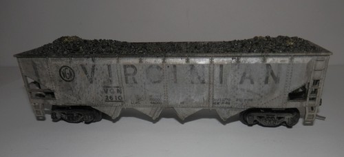 Tolva de 4 bahías Tyco HO Scale Weathered Virginian 2610 con carga casera y Kadees | Zustand: Used