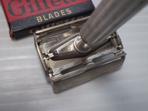 VINTAGE GILLETTE BLUE TIP ALUMINUM SUPER SPEED SAFETY RAZOR - SHAVE READY - Picture 8 of 12