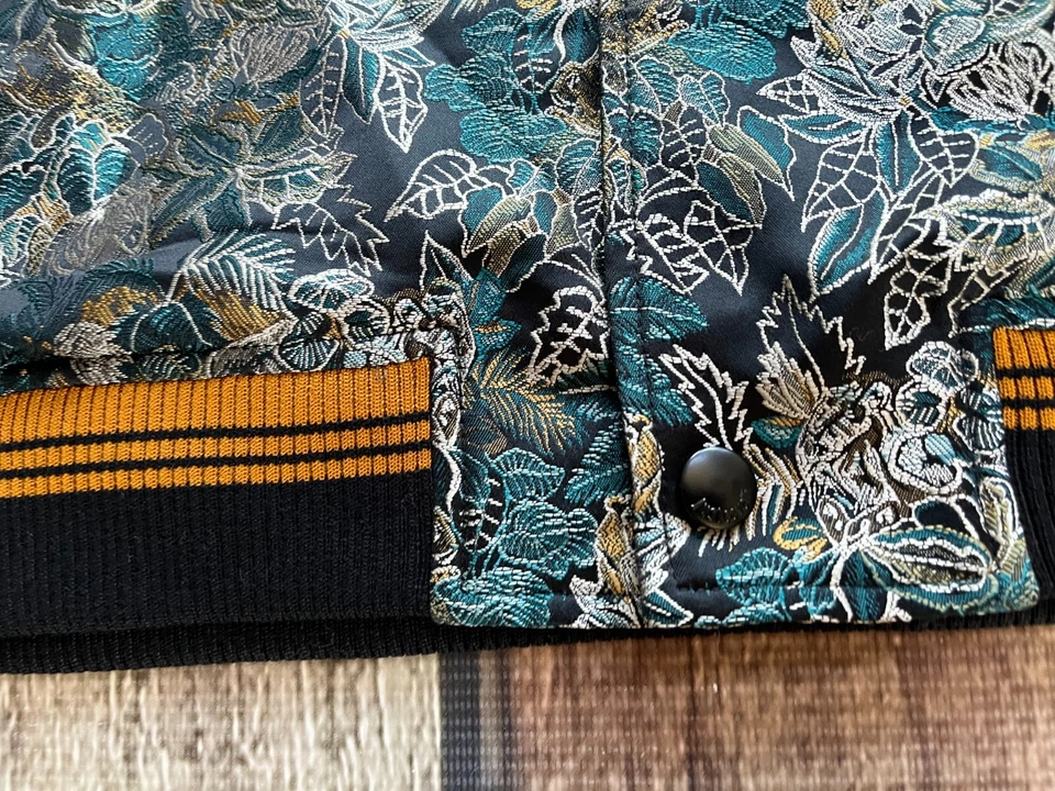 CHAQUETA BOMBER JUST CAVALLI SAVANA ESTAMPADA HOMBRE TALLA 54 NUEVA CON ETIQUETAS $990 Foto 4 de 4