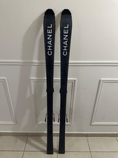 Paire de ski Chanel 1m60 noir et blanc avec sac de transport d’origine 