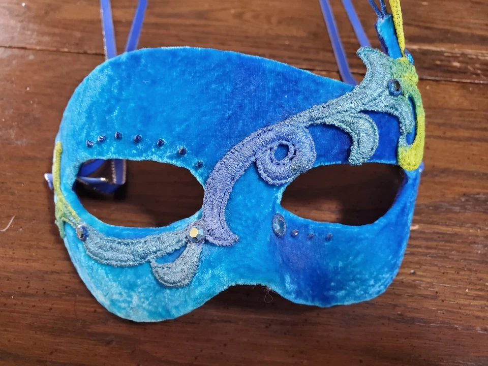 Cirque Du Soleil Mask. Handmade by Judith Rauchfuss. - Image 2 of 4
