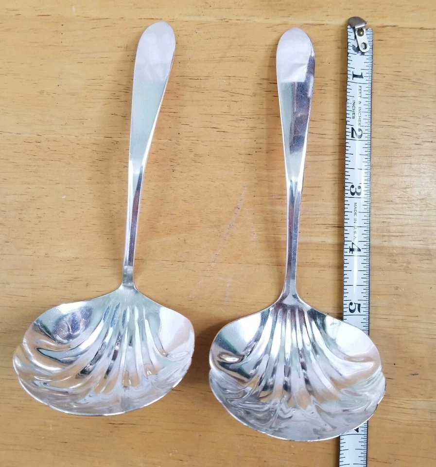 LOTE DE 2 CONCHAS WM ROGERS MEADOS DO SÉCULO VINTAGE 1960 HUTTON MOLHO BANHADO A PRATA 🍝 - Imagem 4 de 4