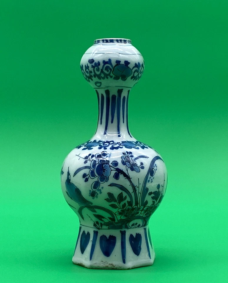 EARLY 18thC DUTCH DELFT DOUBLE GOURD HEXAGONAL BLUE AND WHITE CHINOISERIE VASE - Image 4 of 4