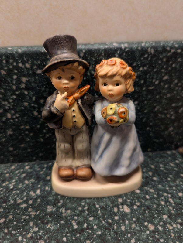 Goebel Hummel "Dearly Beloved" Figurine 6.5" Great Condition