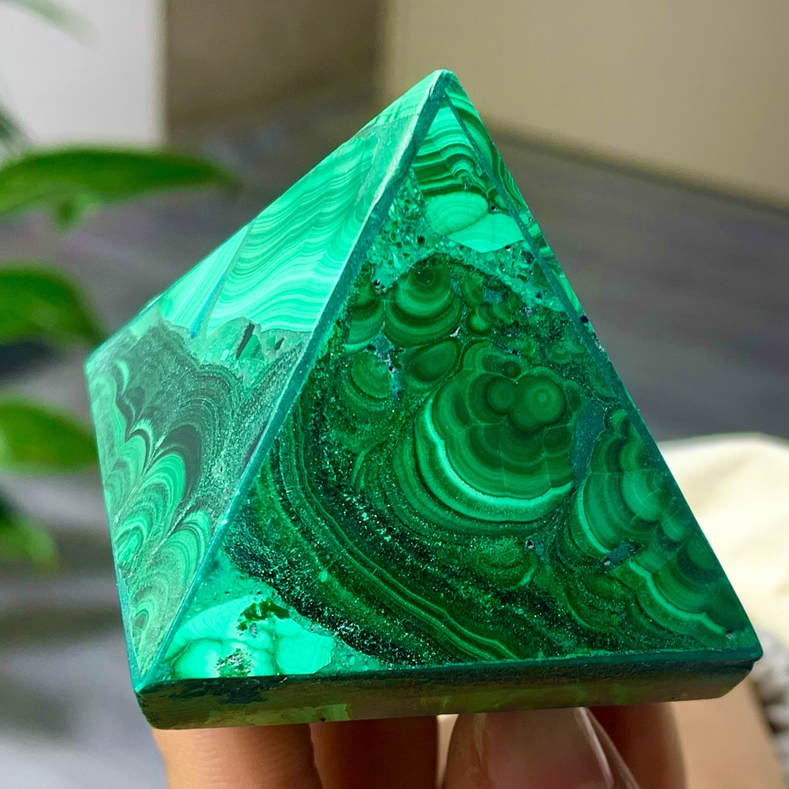 113G Natural malachite Pyramid Chakra Treatment Energy Stone Generator Spiritual