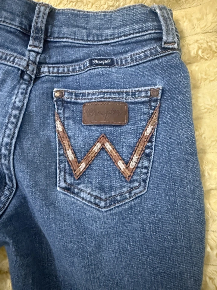 Jeans Wrangler para niñas azul corte bota costura cintura ajustable talla 10 Foto 2 de 4