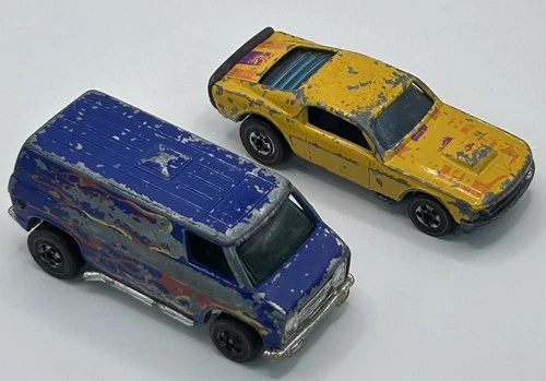 Hot Wheels Cutoff Canyon Playset Redline Cars - Blue Super Van & Mustang Stocker