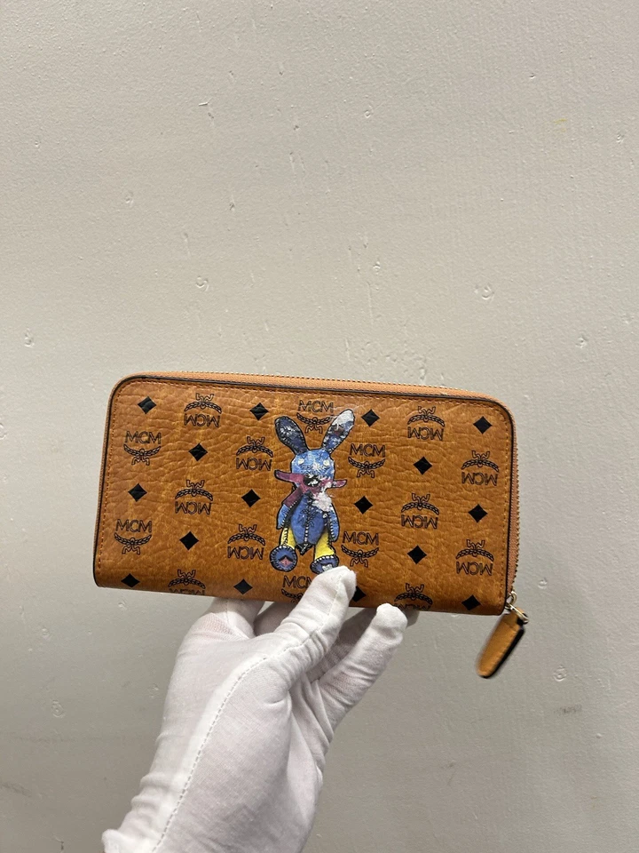 Cartera MCM Visetos Patrón Conejo Conejo Doble Plegable Beige Rosa Negro Logo Cremallera Alrededor Foto 3 de 4