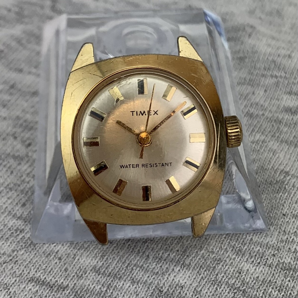 Vintage Women\'s Timex Gold Does Not Run woman-timex-q-gold-v0-  main image 2