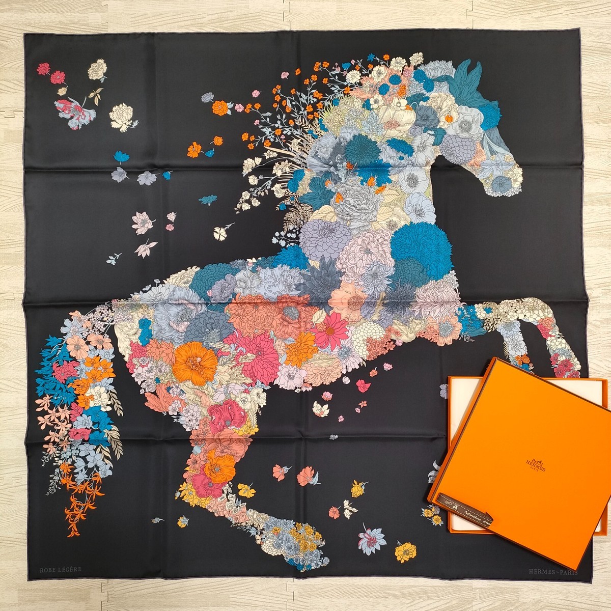 Unused w/box HERMES Carre 90 Robe Legere Horse 35in Silk Scarf