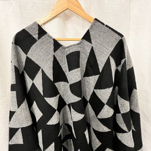 NWT Calvin Klein Cape Poncho Shawl Women's One Size Black Gray Colorblock - Picture 5 of 12