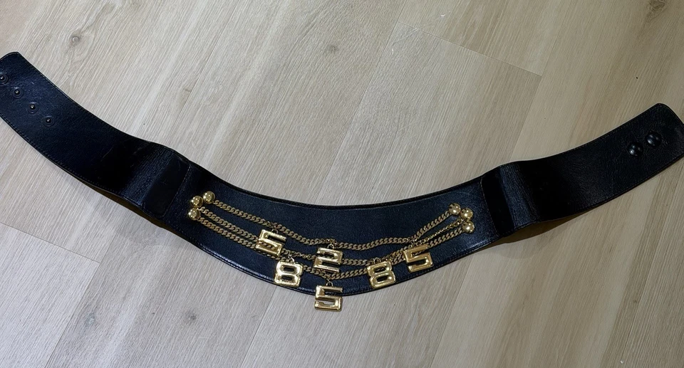 RARO ESCADA VINTAGE CUERO NEGRO CORSÉ CADENA CINTURÓN NÚMEROS DORADOS DIJES TALLA 40 Foto 4 de 4