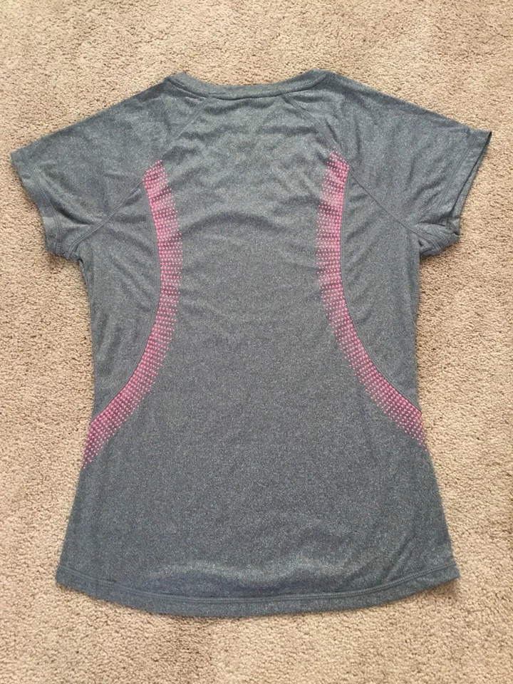 Tênis Reebok Feminino Manga Curta Decote V M Cinza Rosa Yoga Corrida Novo - Imagem 2 de 4