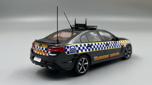 1:43 Victoria Police Highway Patrol 2018 VF Series II Commodore Sedan Grey - Picture 5 of 6