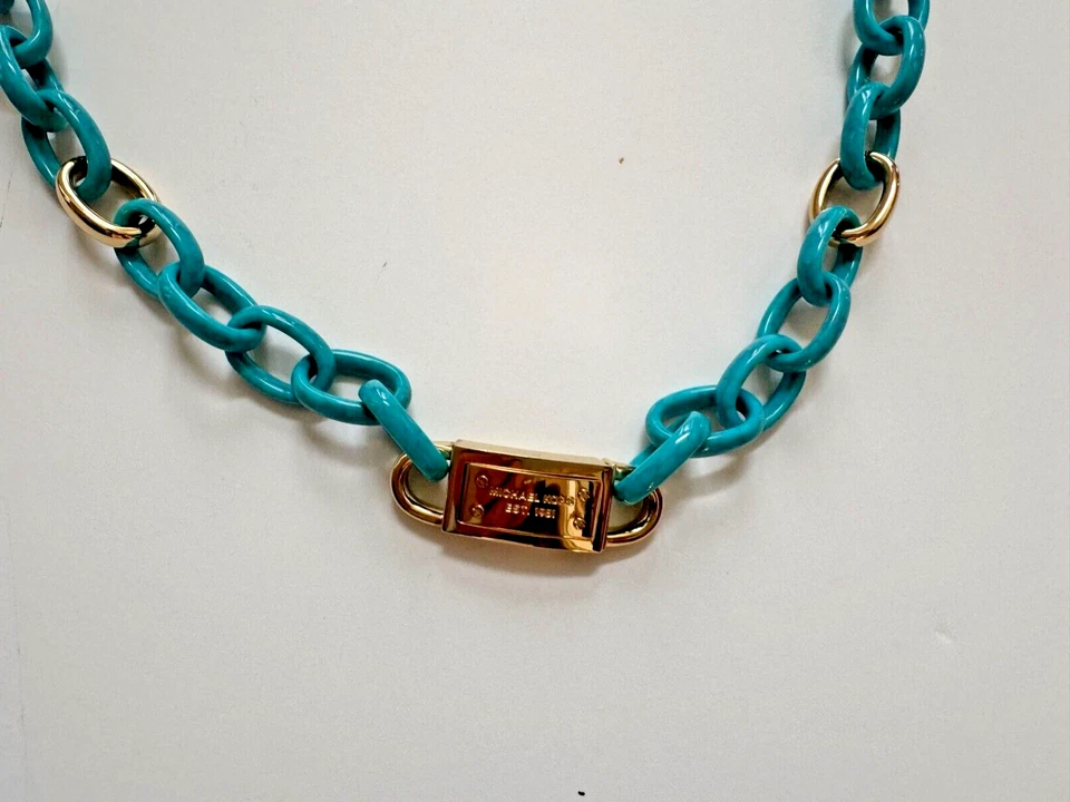 Michael Kors 32" Largo Cadena Turquesa Collar Moderno Mezcla Logo Placa $145 Nuevo Foto 4 de 4