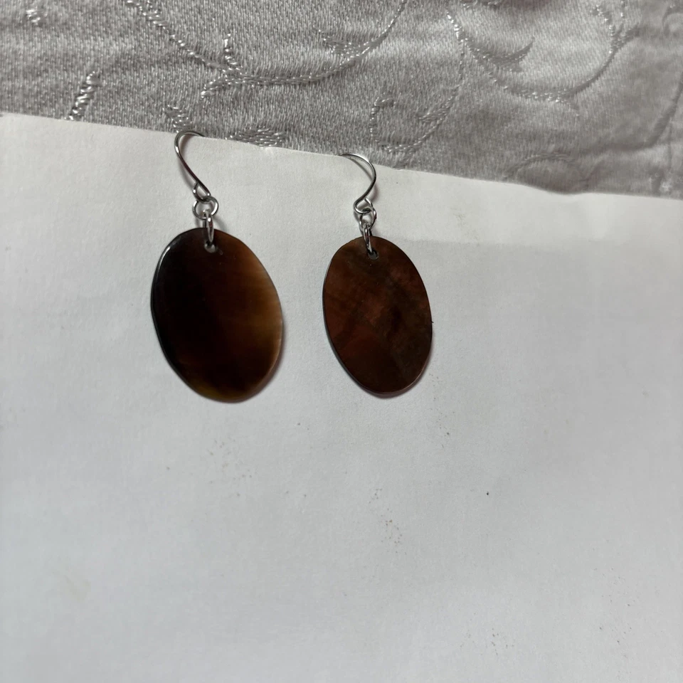 Pendientes colgantes redondos con caparazón de madreperla tono plata blanco marrón gris playa Foto 2 de 3