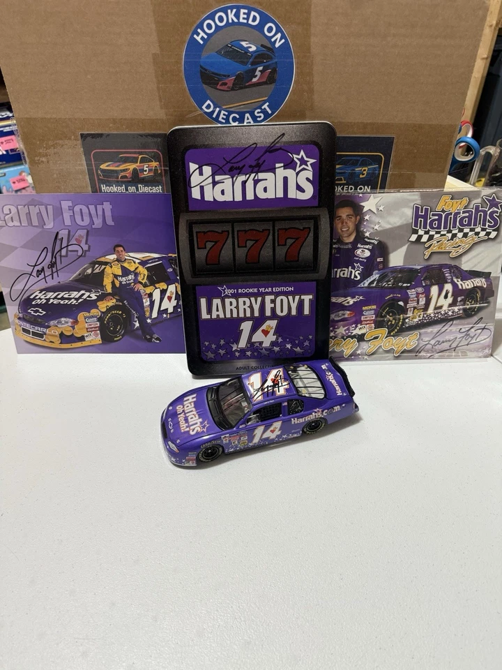 RARE* 4X AUTOGRAPHED LARRY FOYT #14 HARRAHS 2001 1/24 DIECAST, TIN & 2X PHOTOS - Image 2 of 4