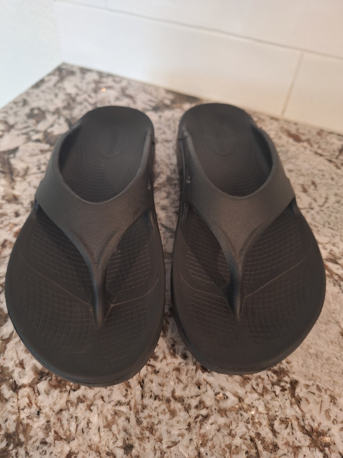 Oofos Flip Flops Women's 7 Black Comfort Recovery Thong Sandals-image