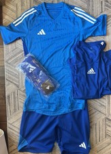 Kit completo de portero de fútbol Adidas azul. Camisa, debajo de la camisa, pantalones cortos y calcetines