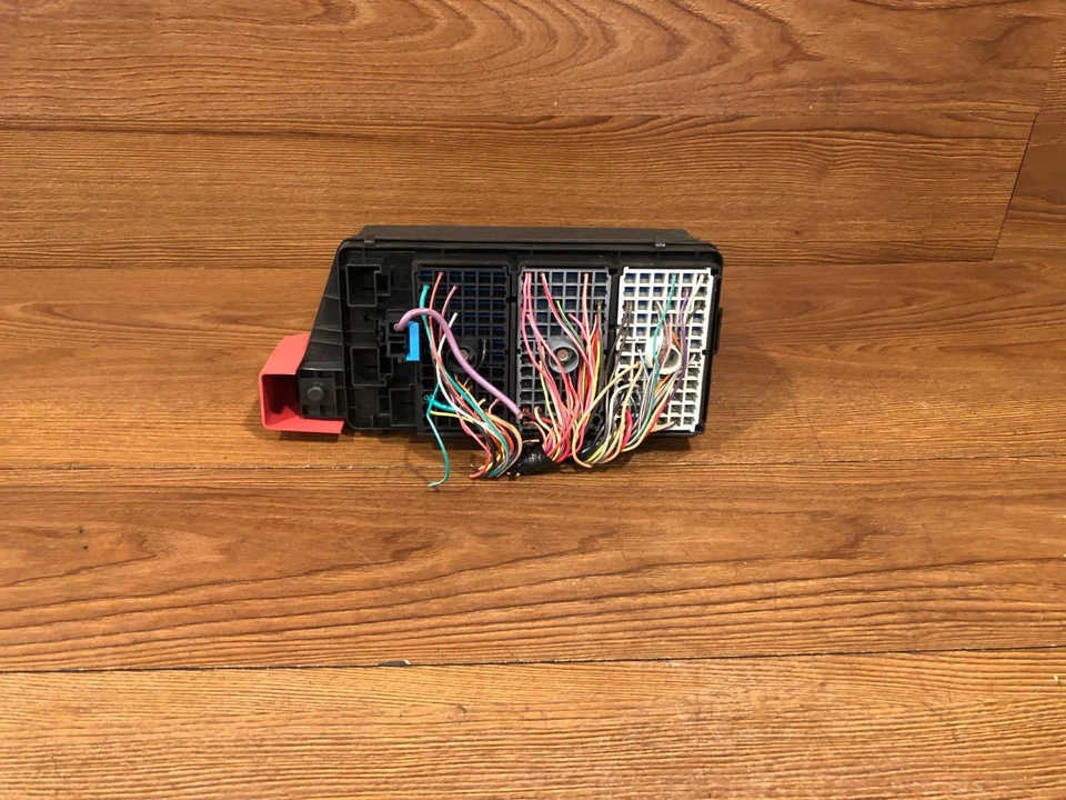 2008 - 2011 年 BUICK LUCERNE 凯迪拉克 DTS 后保险丝继电器模块盒座椅下原始设备制造商 3 — 第 4/4 张图片