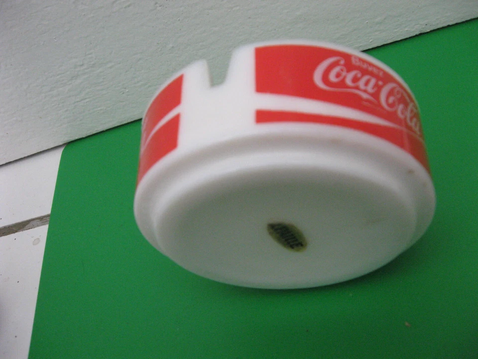 Beau cendrier Coca Cola rond céramique ou porcelaine rouge et blanc  bon état - Photo 1/3
