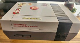 Original Nintendo  1985 NES - 001  (2) Zapper guns (2) gaming joystick (s). 