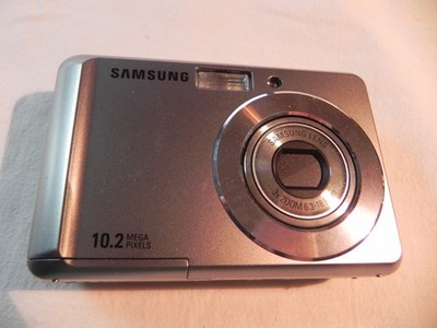 SAMSUNG ES 15 silberf. 10,2 Megapixels. keine Zubehörteile. Alles ungeprüft, des