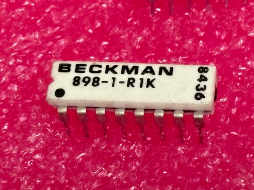 2 Resistenze Fisse A Pellicola BECKMAN 898-5-R330/470 - Nuove (Usa)