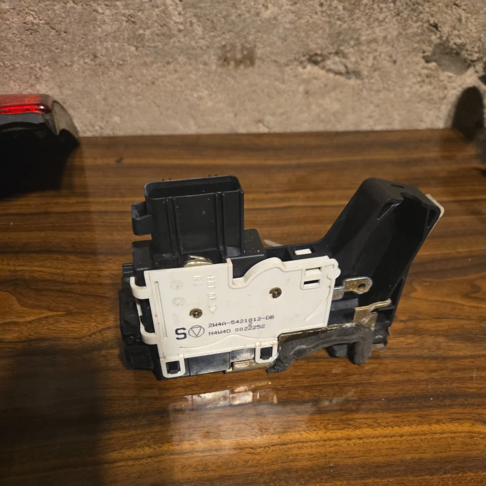 2000 01 02 03 04 05 2006 LINCOLN LS Front RH Pass 8 PIN Door Lock Latch Assembly - Image 2 of 4