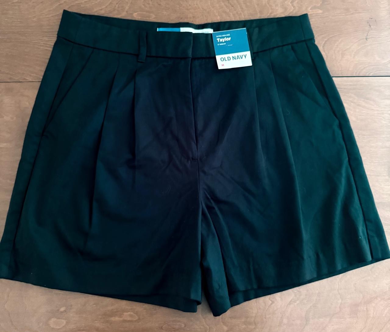 Old Navy Taylor Extra High-Rise Pleated Bermuda Shorts Black M 5