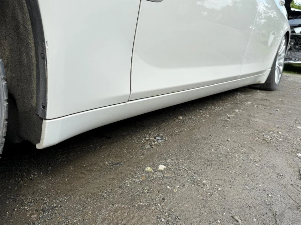 2009-2012 BMW 750i Left Driver Side Rocker Moulding White — 第 2/4 张图片