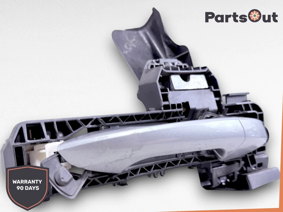 08-14 Manija de puerta exterior delantera derecha plateada OEM Mercedes W204 C63 AMG Foto 2 de 4